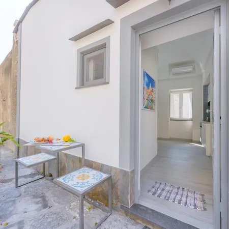 Apartment La Casa Del Postino Procida