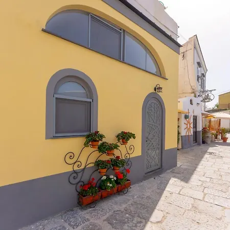 Apartment La Casa Del Postino Procida